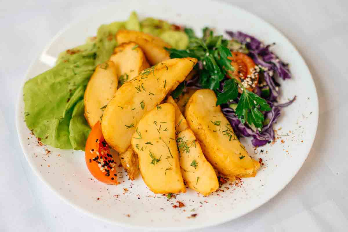 Картофельные дольки/фри, овощной салат