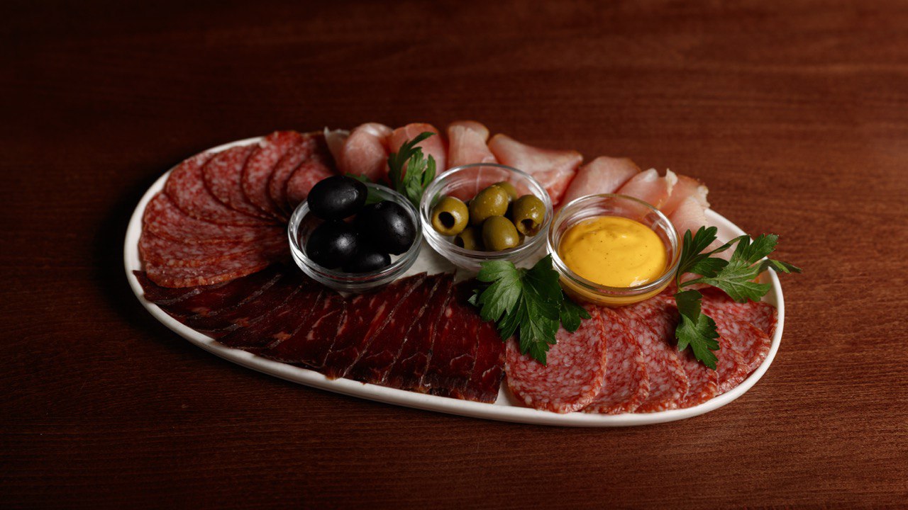 Сет из мясных деликатесов